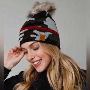 NWT STYLISH CAMO BEANIE W BOLD RED STRIPE DETAIL & FUR POM -STAY COZY & STYLISH!